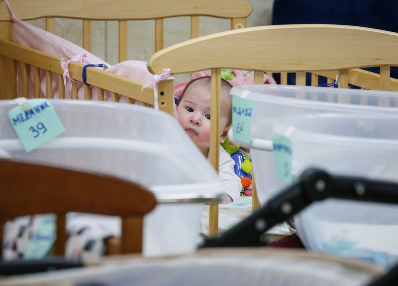 Puluhan bayi telantar di ruang bawah tanah Kyiv, Ukraina. (REUTERS/GLEB GARANICH) Puluhan bayi telantar di ruang bawah tanah Kyiv, Ukraina. (REUTERS/GLEB GARANICH)
