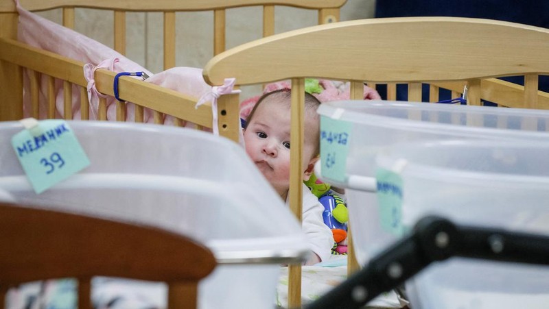 Puluhan bayi telantar di ruang bawah tanah Kyiv, Ukraina. (REUTERS/GLEB GARANICH)