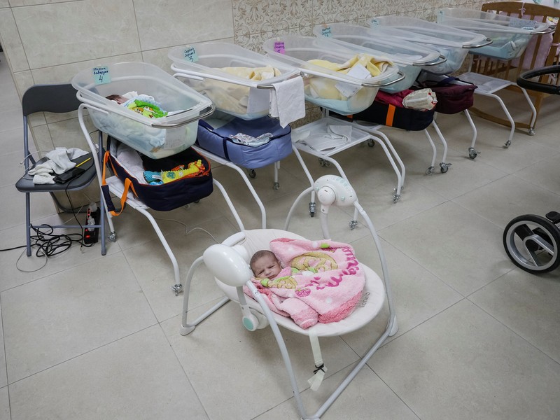 Puluhan bayi telantar di ruang bawah tanah Kyiv, Ukraina. (REUTERS/GLEB GARANICH) Puluhan bayi telantar di ruang bawah tanah Kyiv, Ukraina. (REUTERS/GLEB GARANICH)