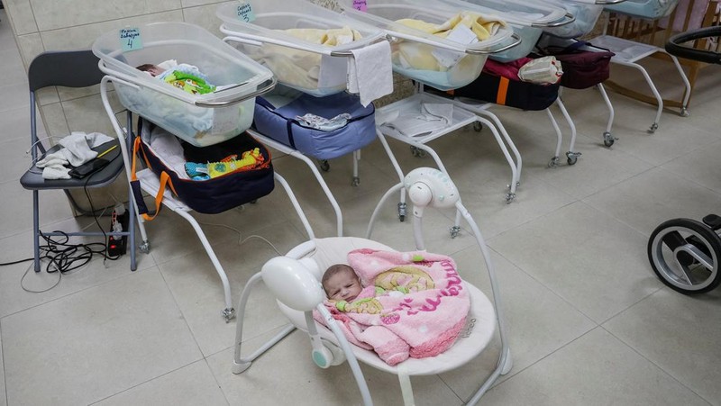 Puluhan bayi telantar di ruang bawah tanah Kyiv, Ukraina. (REUTERS/GLEB GARANICH)