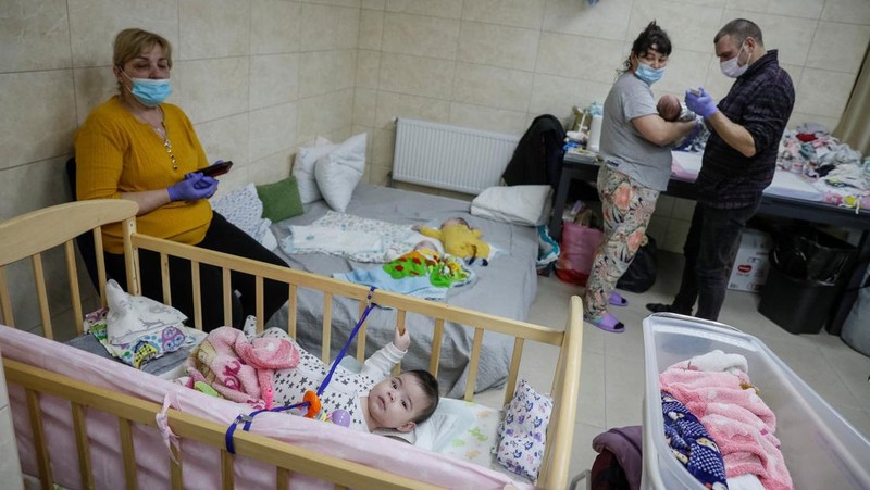 Puluhan bayi telantar di ruang bawah tanah Kyiv, Ukraina. (REUTERS/GLEB GARANICH)