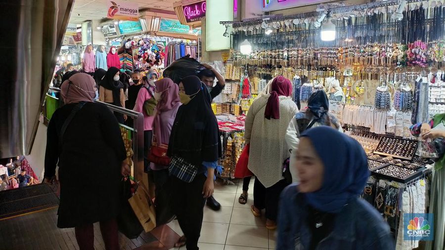 Sauasana kepadatan Pasar Tanah Abang, Jakarta, Kamis (17/3/2022). (CNBC Indonesia/Ferry Sandi)