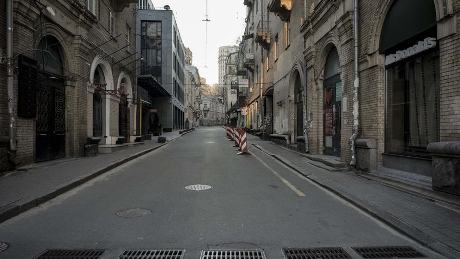 Suasana jalan kosong selama serangan Rusia ke Ukraina berlanjut, di Kyiv, Ukraina, Jumat (17/3/2022). (AP/Vadim Ghirda)