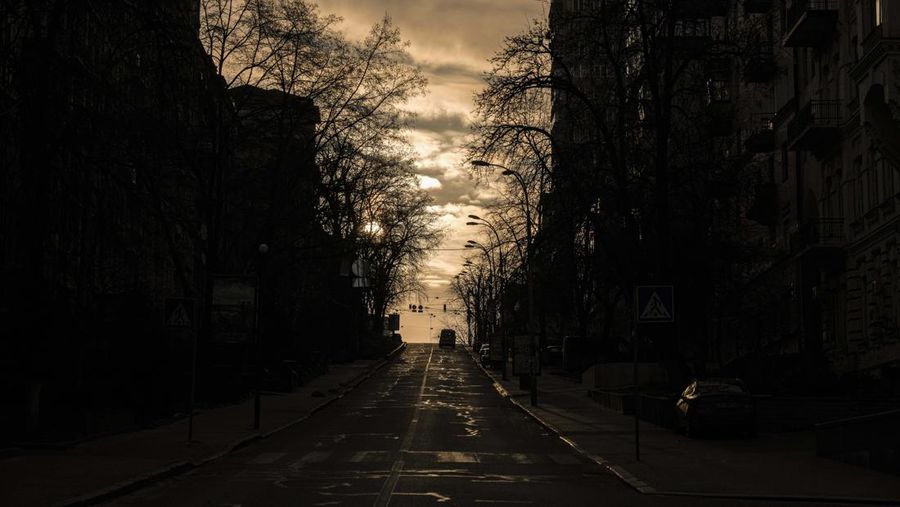 Suasana jalan kosong selama serangan Rusia ke Ukraina berlanjut, di Kyiv, Ukraina, Jumat (17/3/2022). (AP/Vadim Ghirda)
