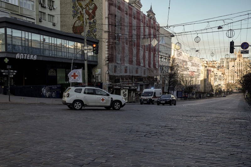 Suasana jalan kosong selama serangan Rusia ke Ukraina berlanjut, di Kyiv, Ukraina, Jumat (17/3/2022). (AP/Vadim Ghirda)
