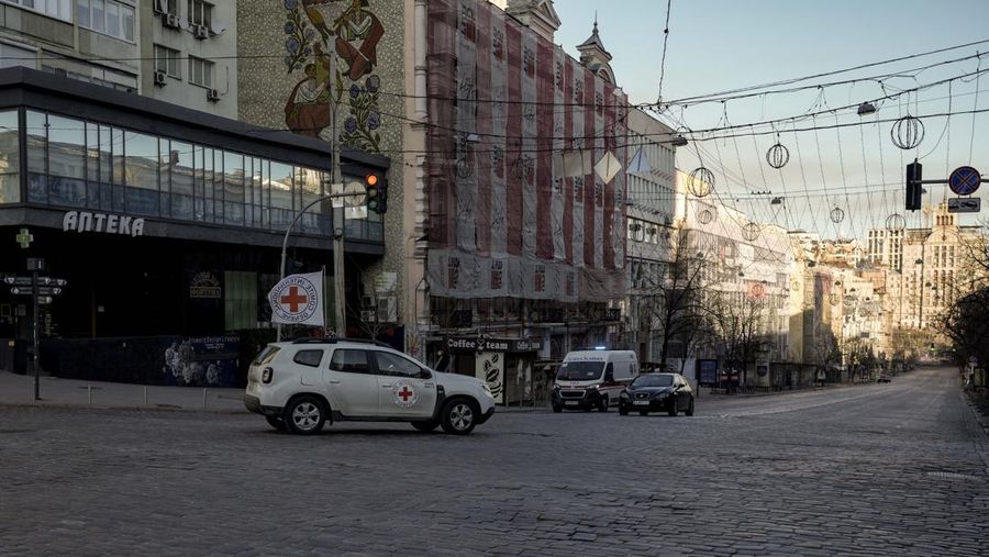 Suasana jalan kosong selama serangan Rusia ke Ukraina berlanjut, di Kyiv, Ukraina, Jumat (17/3/2022). (AP/Vadim Ghirda)