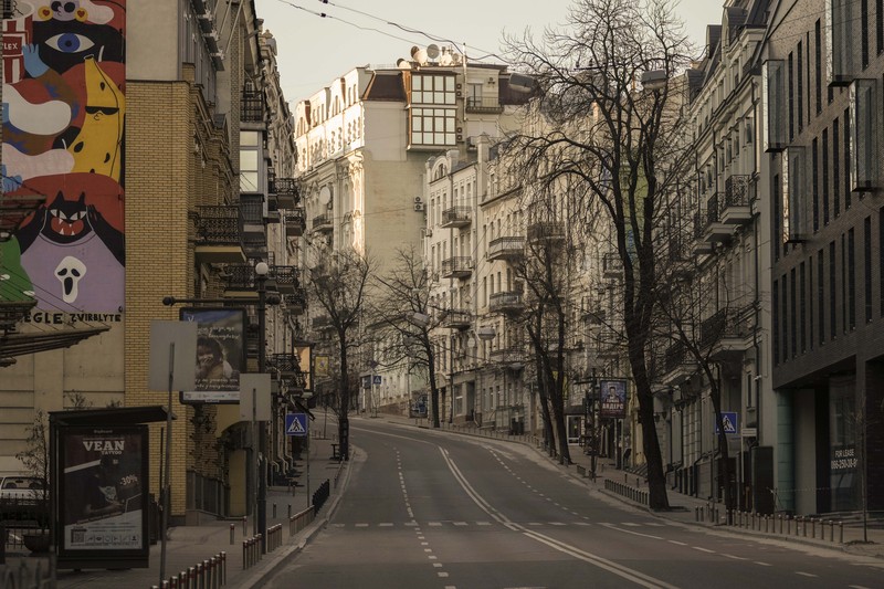 Suasana jalan kosong selama serangan Rusia ke Ukraina berlanjut, di Kyiv, Ukraina, Jumat (17/3/2022). (AP/Vadim Ghirda)