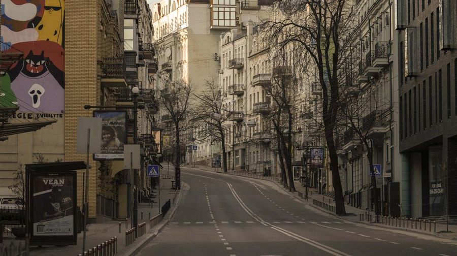 Suasana jalan kosong selama serangan Rusia ke Ukraina berlanjut, di Kyiv, Ukraina, Jumat (17/3/2022). (AP/Vadim Ghirda)