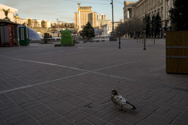 Suasana jalan kosong selama serangan Rusia ke Ukraina berlanjut, di Kyiv, Ukraina, Jumat (17/3/2022). (AP/Vadim Ghirda)