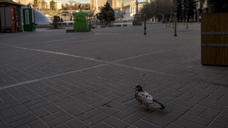 Suasana jalan kosong selama serangan Rusia ke Ukraina berlanjut, di Kyiv, Ukraina, Jumat (17/3/2022). (AP/Vadim Ghirda)