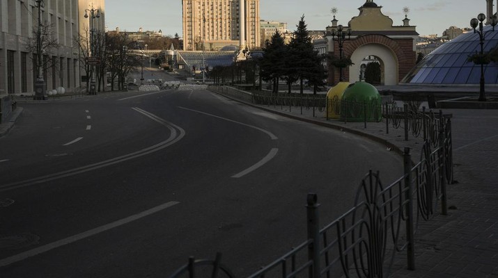 Suasana jalan kosong selama serangan Rusia ke Ukraina berlanjut, di Kyiv, Ukraina, Jumat (17/3/2022). (AP/Vadim Ghirda)
