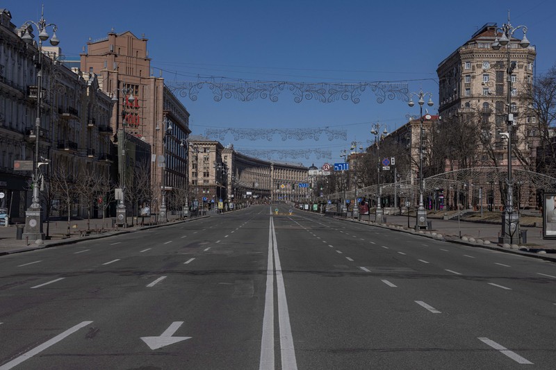 Suasana jalan kosong selama serangan Rusia ke Ukraina berlanjut, di Kyiv, Ukraina, Jumat (17/3/2022). (AP/Vadim Ghirda)