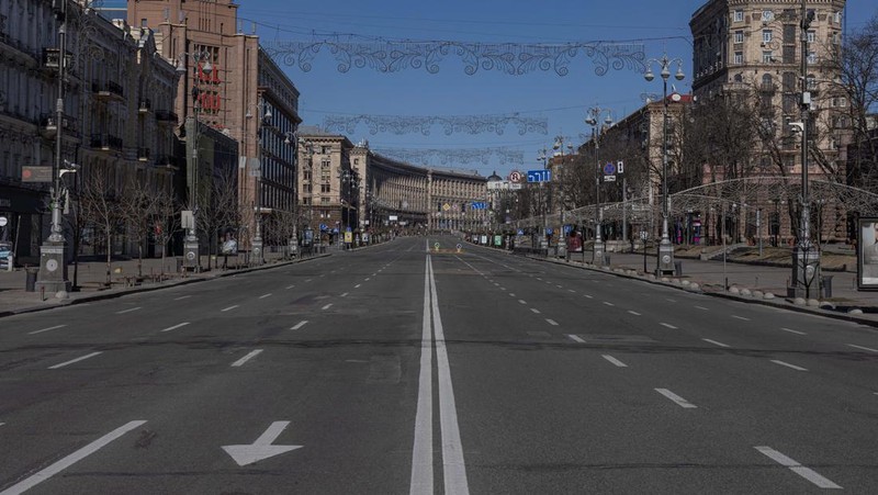 Suasana jalan kosong selama serangan Rusia ke Ukraina berlanjut, di Kyiv, Ukraina, Jumat (17/3/2022). (AP/Vadim Ghirda)