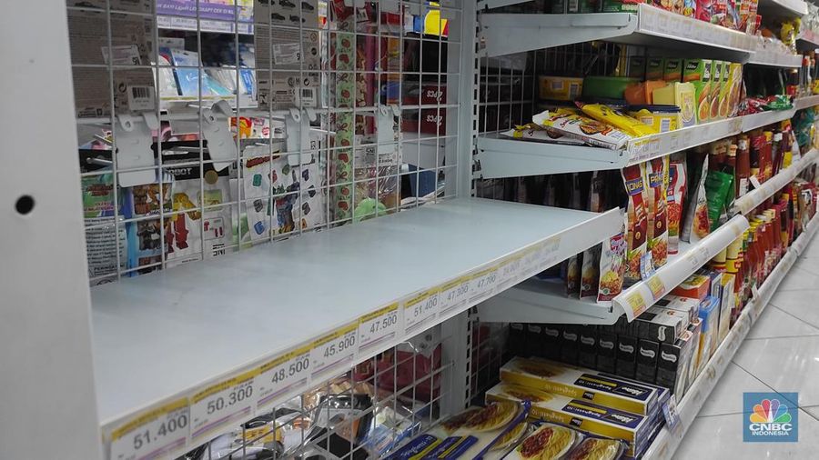 Penjualan minyak goreng di Hypermart Pejaten Village, Jakarta, Kamis (17/3/2022). (CNBC Indonesia/Andrean Kristianto)