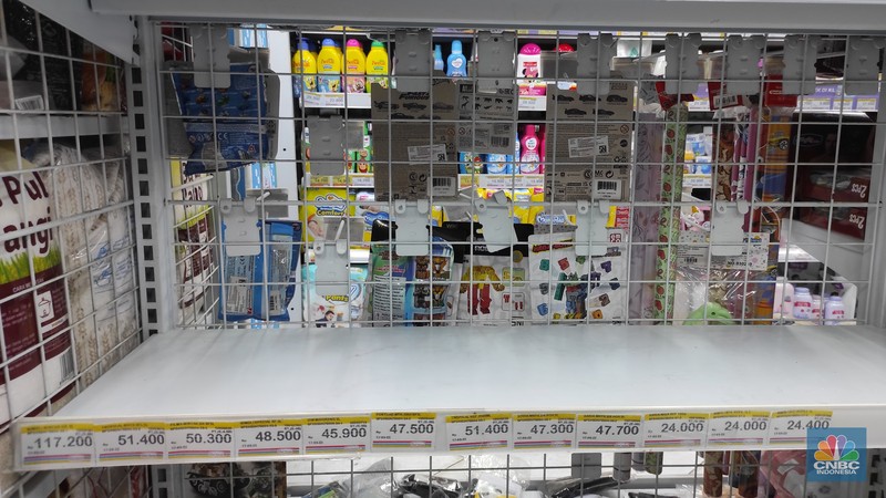 Penjualan minyak goreng di Hypermart Pejaten Village, Jakarta, Kamis (17/3/2022). (CNBC Indonesia/Andrean Kristianto)