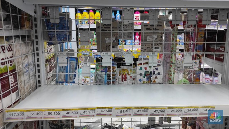 Penjualan minyak goreng di Hypermart Pejaten Village, Jakarta, Kamis (17/3/2022). (CNBC Indonesia/Andrean Kristianto)