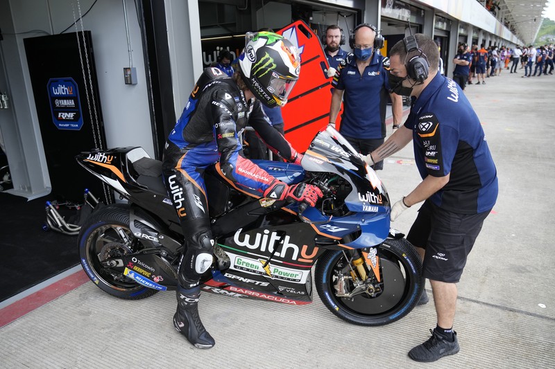 Pembalap beserta kru MotoGP melakukan jogging track sebelum balapan dimulai. (AP/Achmad Ibrahim)