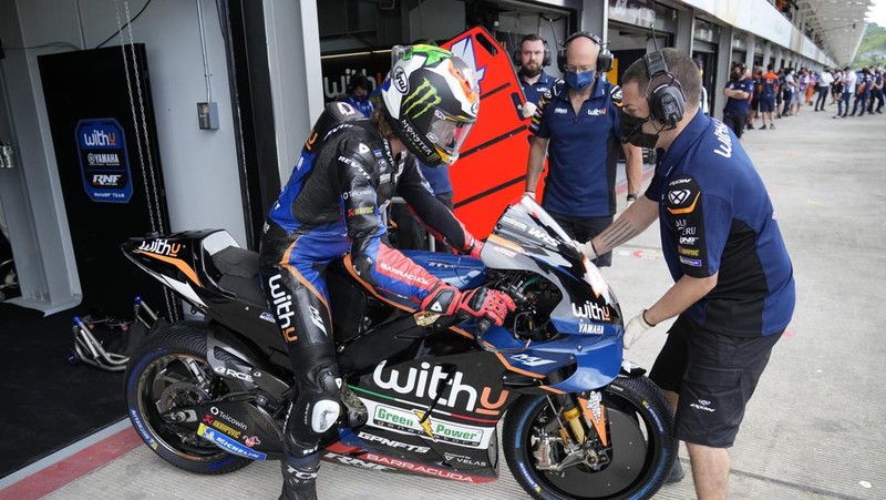 Pembalap beserta kru MotoGP melakukan jogging track sebelum balapan dimulai. (AP/Achmad Ibrahim)