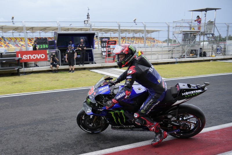 Pembalap beserta kru MotoGP melakukan jogging track sebelum balapan dimulai. (AP/Achmad Ibrahim) Pembalap beserta kru MotoGP melakukan jogging track sebelum balapan dimulai. (AP/Achmad Ibrahim)