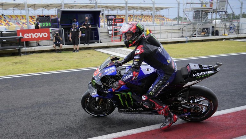 Pembalap beserta kru MotoGP melakukan jogging track sebelum balapan dimulai. (AP/Achmad Ibrahim)