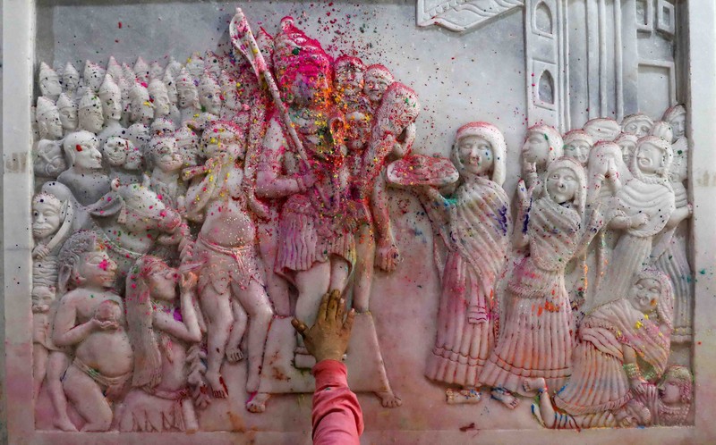 FESTIVAL-HOLI/INDIA Hindu priests spray coloured water on the devotees at a temple's premises during Holi celebrations in Ahmedabad, India, March 18, 2022. REUTERS/Amit Dave REFILE- CORRECTING INFORMATION