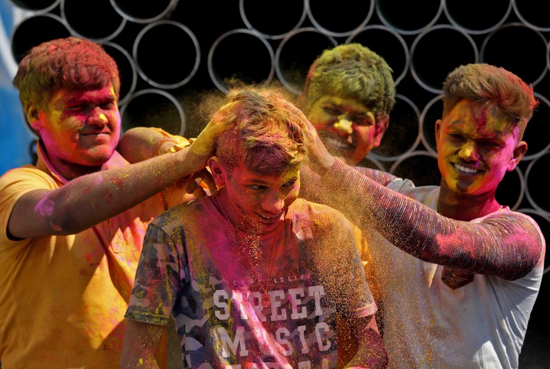 FESTIVAL-HOLI/INDIA Hindu priests spray coloured water on the devotees at a temple's premises during Holi celebrations in Ahmedabad, India, March 18, 2022. REUTERS/Amit Dave REFILE- CORRECTING INFORMATION