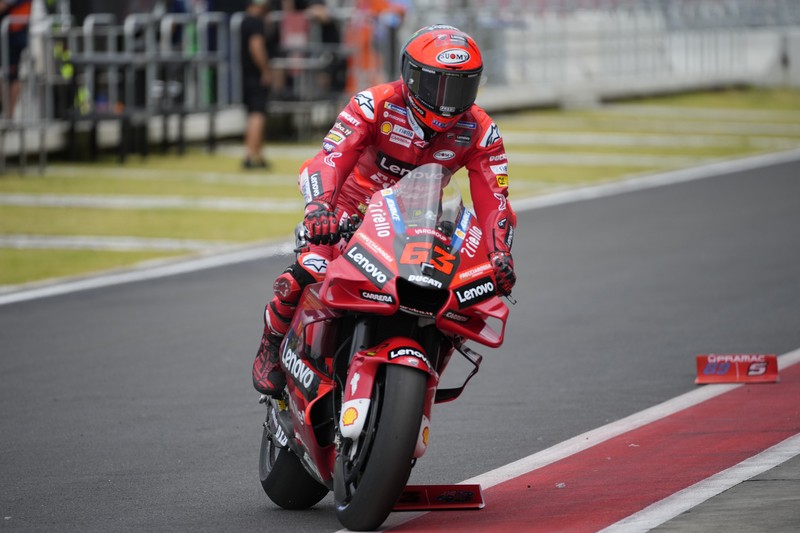 Pembalap beserta kru MotoGP melakukan jogging track sebelum balapan dimulai. (AP/Achmad Ibrahim) Pembalap beserta kru MotoGP melakukan jogging track sebelum balapan dimulai. (AP/Achmad Ibrahim)