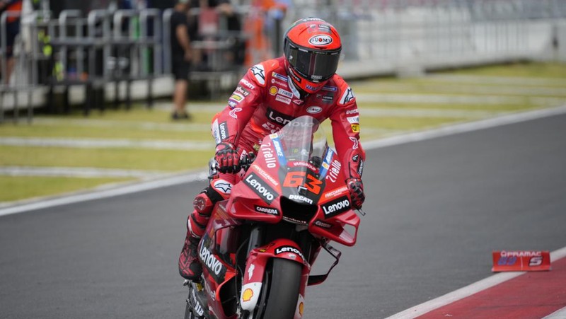 Pembalap beserta kru MotoGP melakukan jogging track sebelum balapan dimulai. (AP/Achmad Ibrahim)