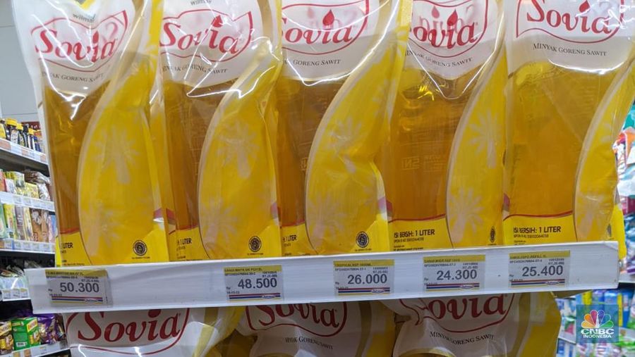 Harga migor kemasan di Indomaret di Penggilingan Baru, Jakarta Timur naik tembus Rp50.000 per 2 liter/. (CNBC Indonesia/Emir Yanwardhana)