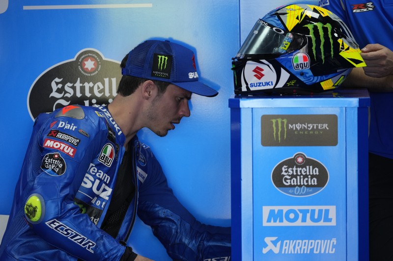 Pembalap beserta kru MotoGP melakukan jogging track sebelum balapan dimulai. (AP/Achmad Ibrahim)