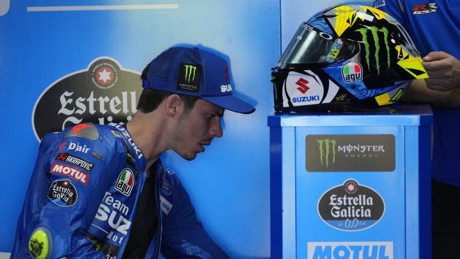 Pembalap beserta kru MotoGP melakukan jogging track sebelum balapan dimulai. (AP/Achmad Ibrahim)