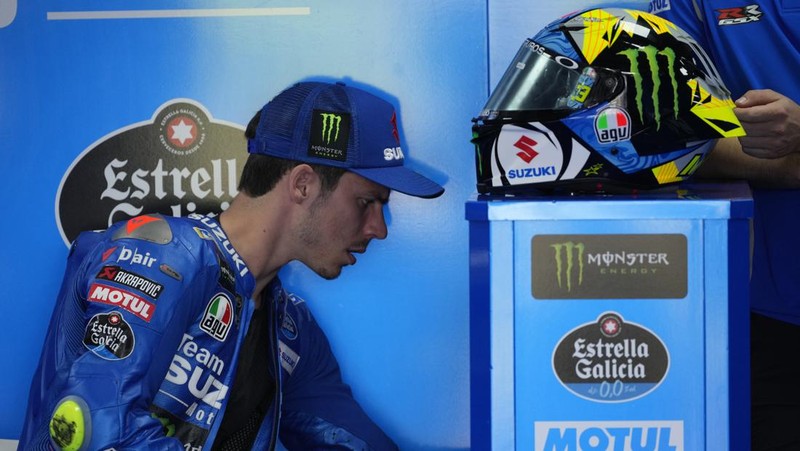 Pembalap beserta kru MotoGP melakukan jogging track sebelum balapan dimulai. (AP/Achmad Ibrahim)