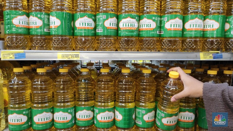 Pengunjung melihat minyak goreng kemasan yang dijual di Superindo, Pamulang 2, Tagerang Selatan, Jumat (18/3/2022). Mulai pukul 00.00 16 Maret 2022 pemerintah mencabut ketentuan Harga Eceran Tertinggi (HET) untuk minyak goreng kemasan sederhana dan premium. (CNBC Indonesia/ Andrean Kristianto)