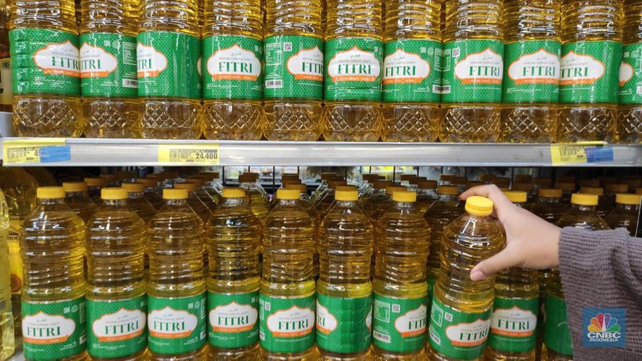 Pengunjung melihat minyak goreng kemasan yang dijual di Superindo, Pamulang 2, Tagerang Selatan, Jumat (18/3/2022). Mulai pukul 00.00 16 Maret 2022 pemerintah mencabut ketentuan Harga Eceran Tertinggi (HET) untuk minyak goreng kemasan sederhana dan premium. (CNBC Indonesia/ Andrean Kristianto)