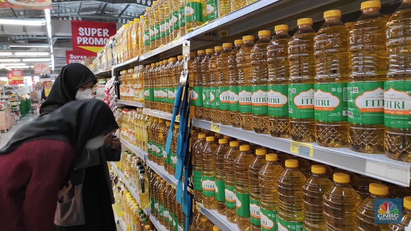 Minyak Goreng Kemasan di Lotte Grosir Pengunjung melihat minyak goreng kemasan yang dijual di Lotte Grosir, Alam Sutera, Tagerang Selatan, Jumat (18/3/2022). Mulai pukul 00.00 16 Maret 2022 pemerintah mencabut ketentuan Harga Eceran Tertinggi (HET) untuk minyak goreng kemasan sederhana dan premium. (CNBC Indonesia/ Andrean Kristianto)