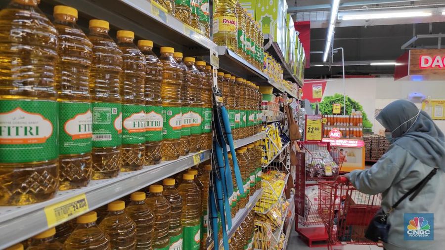 Pengunjung melihat minyak goreng kemasan yang dijual di Lotte Grosir, Alam Sutera, Tagerang Selatan, Jumat (18/3/2022). Mulai pukul 00.00 16 Maret 2022 pemerintah mencabut ketentuan Harga Eceran Tertinggi (HET) untuk minyak goreng kemasan sederhana dan premium. (CNBC Indonesia/ Andrean Kristianto)