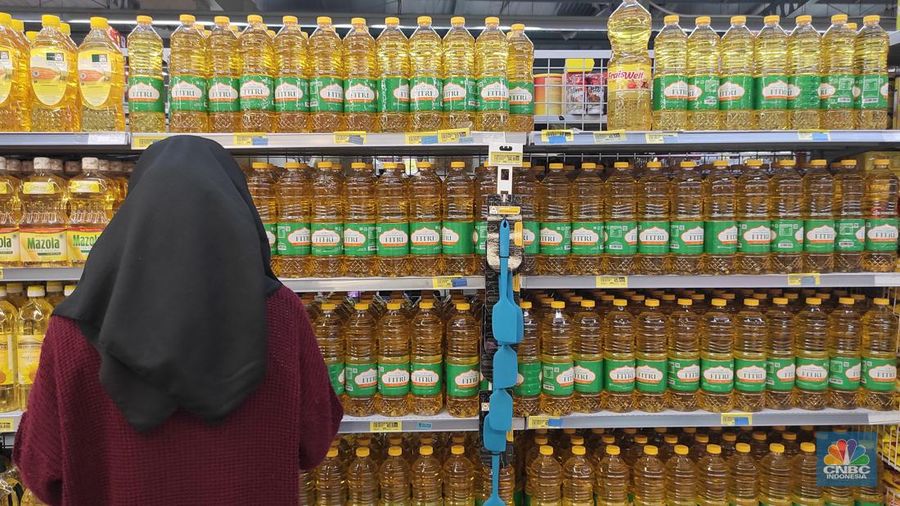 Pengunjung melihat minyak goreng kemasan yang dijual di Superindo, Pamulang 2, Tagerang Selatan, Jumat (18/3/2022). Mulai pukul 00.00 16 Maret 2022 pemerintah mencabut ketentuan Harga Eceran Tertinggi (HET) untuk minyak goreng kemasan sederhana dan premium. (²©²ÊÍøÕ¾/ Andrean Kristianto)