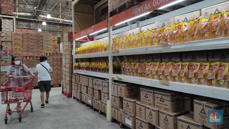 Pengunjung melihat minyak goreng kemasan yang dijual di Superindo, Pamulang 2, Tagerang Selatan, Jumat (18/3/2022). Mulai pukul 00.00 16 Maret 2022 pemerintah mencabut ketentuan Harga Eceran Tertinggi (HET) untuk minyak goreng kemasan sederhana dan premium. (CNBC Indonesia/ Andrean Kristianto)