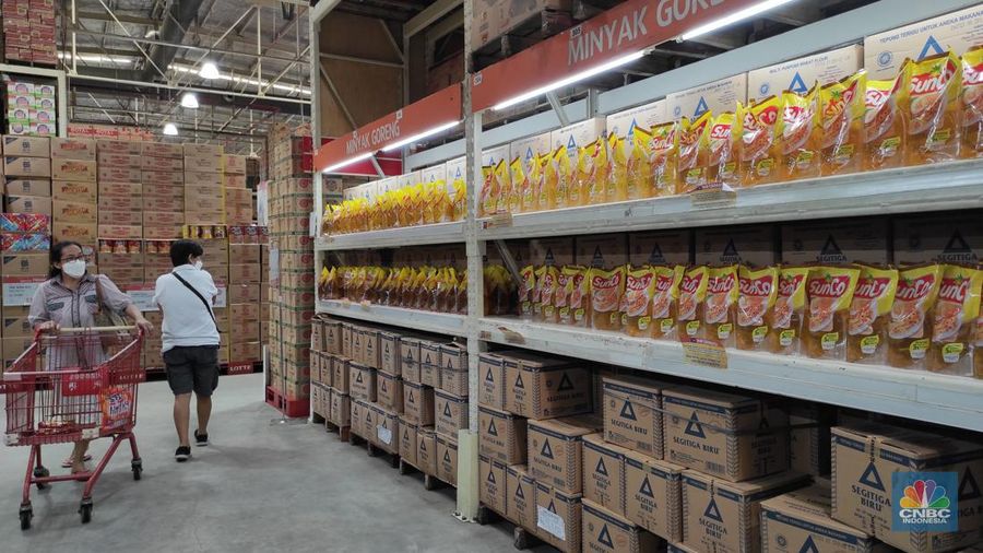 Pengunjung melihat minyak goreng kemasan yang dijual di Lotte Grosir, Alam Sutera, Tagerang Selatan, Jumat (18/3/2022). Mulai pukul 00.00 16 Maret 2022 pemerintah mencabut ketentuan Harga Eceran Tertinggi (HET) untuk minyak goreng kemasan sederhana dan premium. (CNBC Indonesia/ Andrean Kristianto)