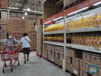 Minyak Goreng Melimpah Di Supermarket, Tapi Tembus Rp50 Ribu
