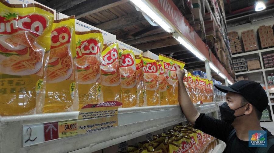 Pengunjung melihat minyak goreng kemasan yang dijual di Lotte Grosir, Alam Sutera, Tagerang Selatan, Jumat (18/3/2022). Mulai pukul 00.00 16 Maret 2022 pemerintah mencabut ketentuan Harga Eceran Tertinggi (HET) untuk minyak goreng kemasan sederhana dan premium. (CNBC Indonesia/ Andrean Kristianto)