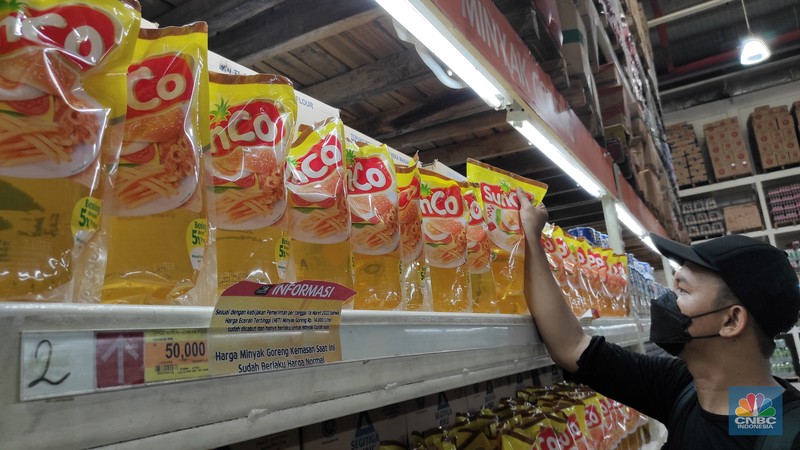 Pengunjung melihat minyak goreng kemasan yang dijual di Lotte Grosir, Alam Sutera, Tagerang Selatan, Jumat (18/3/2022). Mulai pukul 00.00 16 Maret 2022 pemerintah mencabut ketentuan Harga Eceran Tertinggi (HET) untuk minyak goreng kemasan sederhana dan premium. (CNBC Indonesia/ Andrean Kristianto)
