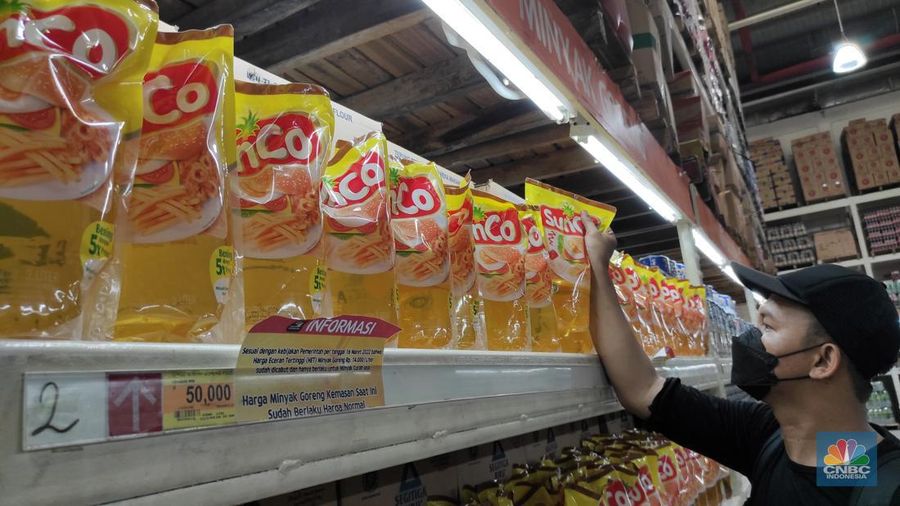 Pengunjung melihat minyak goreng kemasan yang dijual di Lotte Grosir, Alam Sutera, Tagerang Selatan, Jumat (18/3/2022). Mulai pukul 00.00 16 Maret 2022 pemerintah mencabut ketentuan Harga Eceran Tertinggi (HET) untuk minyak goreng kemasan sederhana dan premium. (CNBC Indonesia/ Andrean Kristianto)