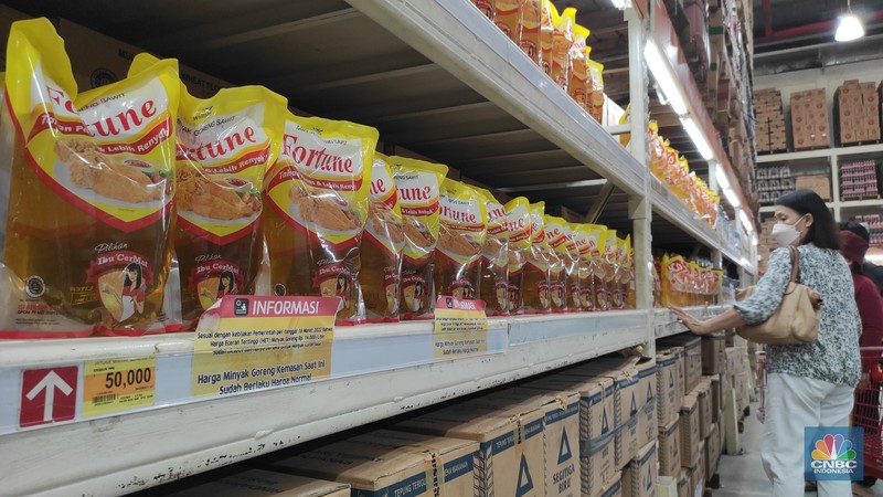 Minyak Goreng Kemasan di Lotte Grosir Pengunjung melihat minyak goreng kemasan yang dijual di Lotte Grosir, Alam Sutera, Tagerang Selatan, Jumat (18/3/2022). Mulai pukul 00.00 16 Maret 2022 pemerintah mencabut ketentuan Harga Eceran Tertinggi (HET) untuk minyak goreng kemasan sederhana dan premium. (CNBC Indonesia/ Andrean Kristianto)