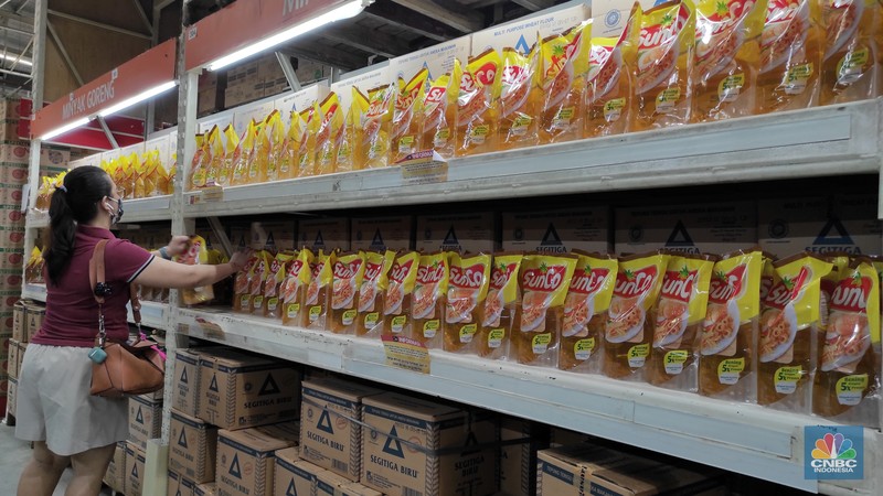 Pengunjung melihat minyak goreng kemasan yang dijual di Lotte Grosir, Alam Sutera, Tagerang Selatan, Jumat (18/3/2022). Mulai pukul 00.00 16 Maret 2022 pemerintah mencabut ketentuan Harga Eceran Tertinggi (HET) untuk minyak goreng kemasan sederhana dan premium. (CNBC Indonesia/ Andrean Kristianto)
