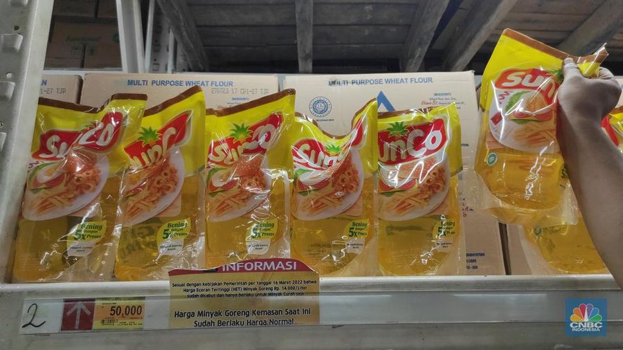 Pengunjung melihat minyak goreng kemasan yang dijual di Lotte Grosir, Alam Sutera, Tagerang Selatan, Jumat (18/3/2022). Mulai pukul 00.00 16 Maret 2022 pemerintah mencabut ketentuan Harga Eceran Tertinggi (HET) untuk minyak goreng kemasan sederhana dan premium. (²©²ÊÍøÕ¾/ Andrean Kristianto)