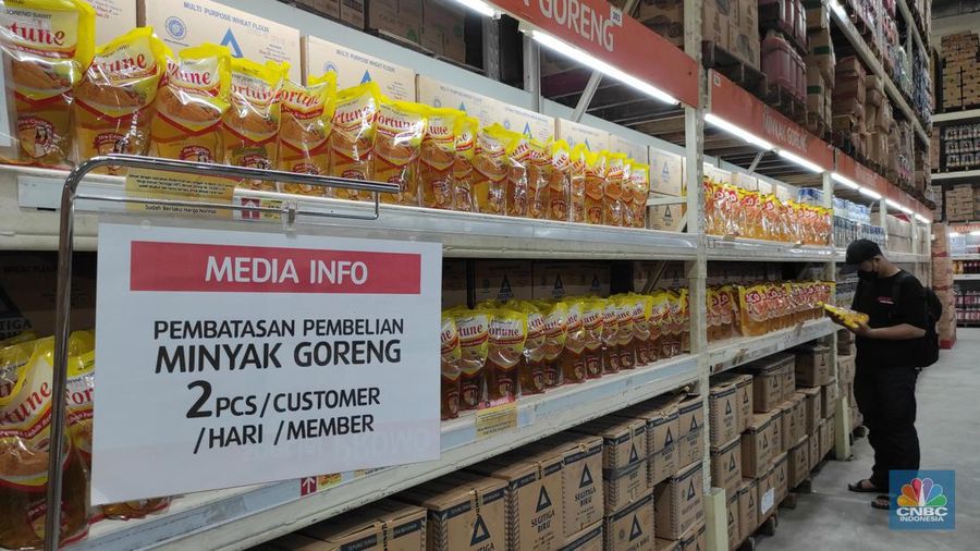 Pengunjung melihat minyak goreng kemasan yang dijual di Lotte Grosir, Alam Sutera, Tagerang Selatan, Jumat (18/3/2022). Mulai pukul 00.00 16 Maret 2022 pemerintah mencabut ketentuan Harga Eceran Tertinggi (HET) untuk minyak goreng kemasan sederhana dan premium. (CNBC Indonesia/ Andrean Kristianto)