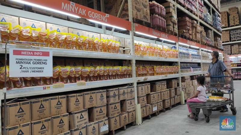 Pengunjung melihat minyak goreng kemasan yang dijual di Lotte Grosir, Alam Sutera, Tagerang Selatan, Jumat (18/3/2022). Mulai pukul 00.00 16 Maret 2022 pemerintah mencabut ketentuan Harga Eceran Tertinggi (HET) untuk minyak goreng kemasan sederhana dan premium. (CNBC Indonesia/ Andrean Kristianto)