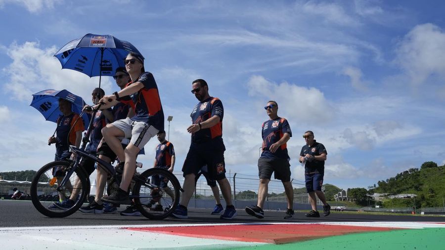 Pembalap beserta kru MotoGP melakukan jogging track sebelum balapan dimulai. (AP/Achmad Ibrahim)