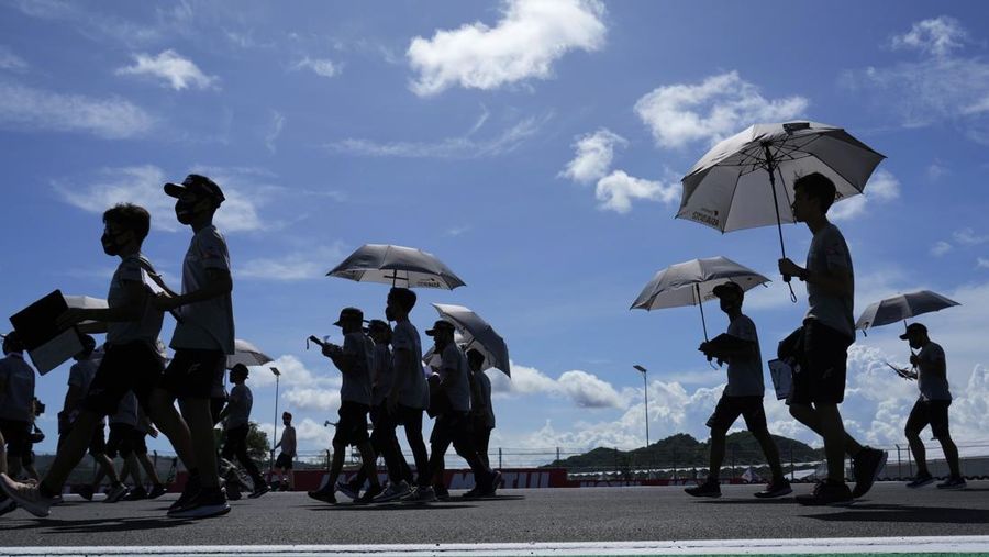 Pembalap beserta kru MotoGP melakukan jogging track sebelum balapan dimulai. (AP/Achmad Ibrahim)